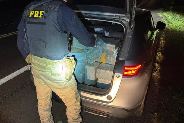 PRF apreendeu mais de 400 quilos de maconha ap&oacute;s persegui&ccedil;&atilde;o na PR-323; motorista abandonou carro em movimento e fugiu para mata.