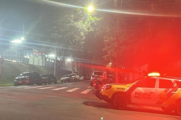 Acidente entre um carro e uma motocicleta mobilizou equipes de resgate em Umuarama. Duas pessoas tiveram ferimentos leves e foram encaminhadas ao hospital ap&oacute;s a colis&atilde;o no cruzamento da Avenida Apucarana com a Rua Bahia.