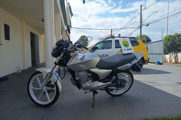 Durante fiscaliza&ccedil;&atilde;o em Cruzeiro do Oeste, um adolescente de 16 anos foi flagrado conduzindo uma motocicleta com irregularidades. A respons&aacute;vel pelo ve&iacute;culo foi orientada e as infra&ccedil;&otilde;es de tr&acirc;nsito foram registradas.