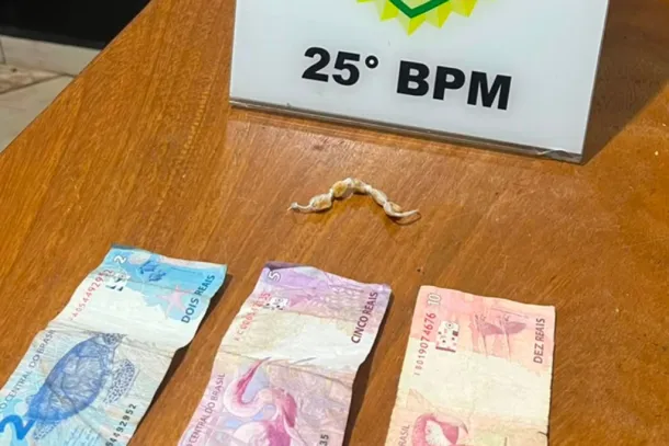 Adolescente de 14 anos foi apreendido pela PM ap&oacute;s den&uacute;ncia de tr&aacute;fico em pra&ccedil;a esportiva de Umuarama. Com ele, policiais encontraram pedras de crack e dinheiro trocado.