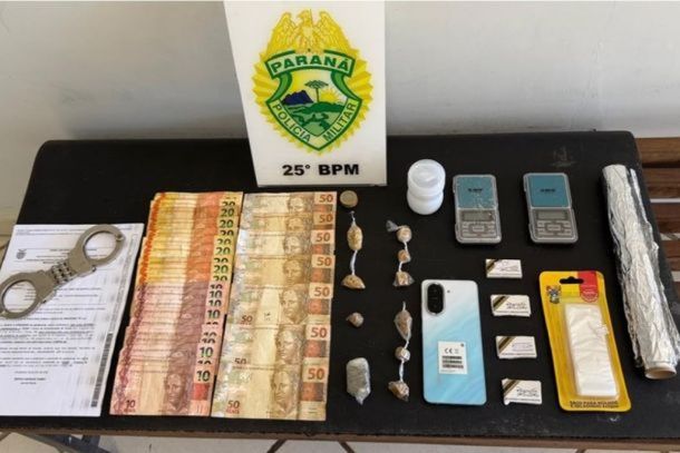 A Pol&iacute;cia Militar apreendeu crack, maconha, dinheiro e materiais usados no tr&aacute;fico durante o cumprimento de um mandado de busca. Um adolescente de 16 anos foi encaminhado &agrave; delegacia com acompanhamento do Conselho Tutelar.