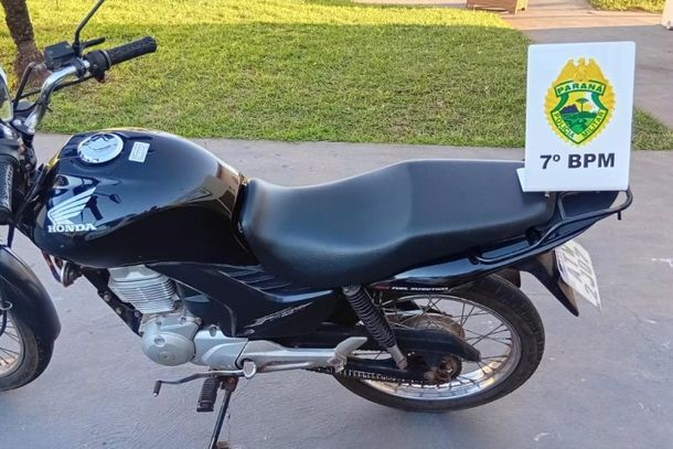 Durante fiscaliza&ccedil;&atilde;o no Centro de Cruzeiro do Oeste, a PM abordou uma motocicleta conduzida por um adolescente sem habilita&ccedil;&atilde;o. O ve&iacute;culo foi recolhido ao p&aacute;tio do 7&ordm; BPM.