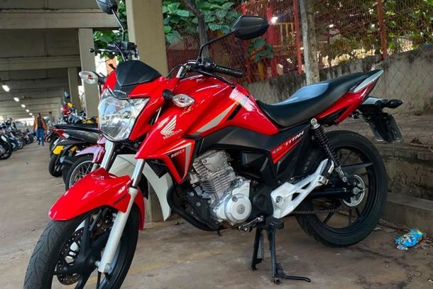PROCURA-SE! C&acirc;meras de seguran&ccedil;a flagraram o roubo de uma motocicleta no p&aacute;tio da Igreja Matriz de Cruzeiro do Oeste. A moto, de placa BAU-1H59, foi levada por volta das 22h20 de s&aacute;bado. Informa&ccedil;&otilde;es: (44) 99810-0014 ou (44) 99827-1212. Compartilhe!