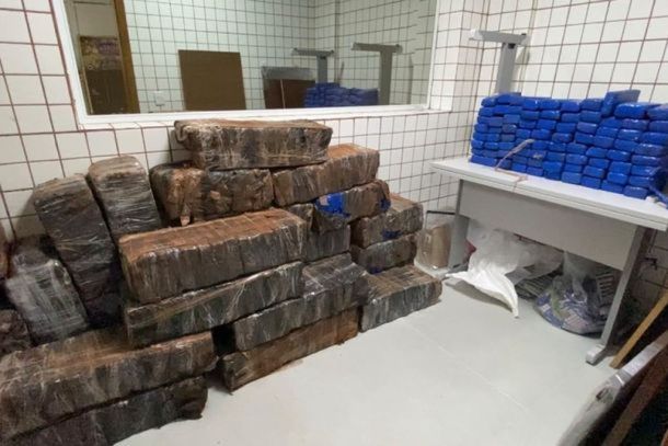Casal foi preso em flagrante por tr&aacute;fico de drogas, associa&ccedil;&atilde;o para o tr&aacute;fico e maus-tratos em Cruzeiro do Oeste. Duas crian&ccedil;as que viviam em condi&ccedil;&otilde;es insalubres foram resgatadas e entregues aos cuidados de familiares.