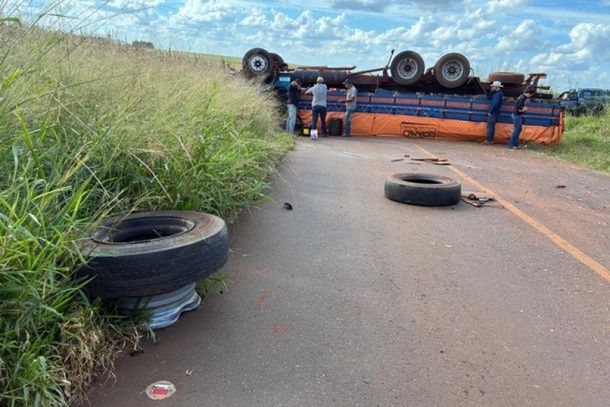 Grave acidente entre carro e caminh&atilde;o na PR-681 deixou tr&ecirc;s pessoas mortas e mobilizou equipes de resgate durante toda a tarde de domingo.