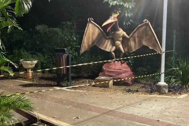 A ponte do Parque Municipal Jo&atilde;o Ferreira est&aacute; temporariamente interditada ap&oacute;s a identifica&ccedil;&atilde;o de um enxame de abelhas. A Defesa Civil pede que os visitantes respeitem a sinaliza&ccedil;&atilde;o e evitem a &aacute;rea at&eacute; a libera&ccedil;&atilde;o do acesso.