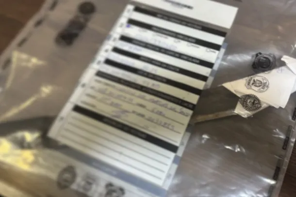 Homem procurado pela Justi&ccedil;a foi preso ap&oacute;s agredir a esposa com um fac&atilde;o em Umuarama. A v&iacute;tima ficou ferida e a arma foi apreendida pela Pol&iacute;cia Militar.