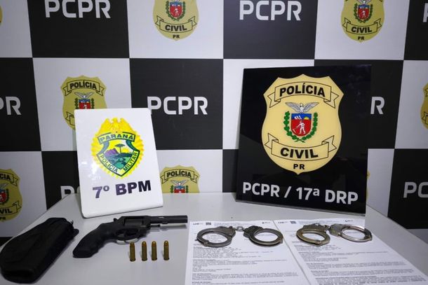 A&ccedil;&atilde;o conjunta da Pol&iacute;cia Civil e da Pol&iacute;cia Militar terminou com um homem preso em Mariluz. Na resid&ecirc;ncia, os policiais apreenderam um rev&oacute;lver municiado com numera&ccedil;&atilde;o suprimida, al&eacute;m de cumprirem um mandado de pris&atilde;o.