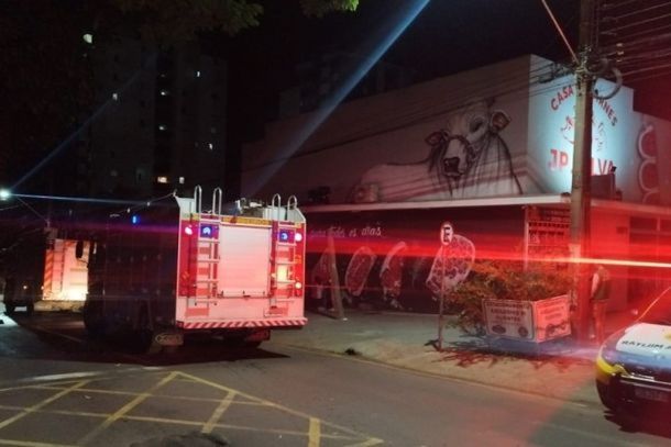 Um inc&ecirc;ndio em um a&ccedil;ougue mobilizou bombeiros e a Pol&iacute;cia Militar na noite desta sexta-feira em Umuarama. As chamas foram controladas rapidamente e ningu&eacute;m ficou ferido.