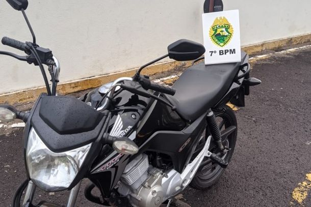Durante patrulhamento no Jardim Cruzeiro, Pol&iacute;cia Militar apreendeu por&ccedil;&otilde;es de coca&iacute;na para consumo pessoal e recolheu motocicleta por irregularidades de tr&acirc;nsito.
