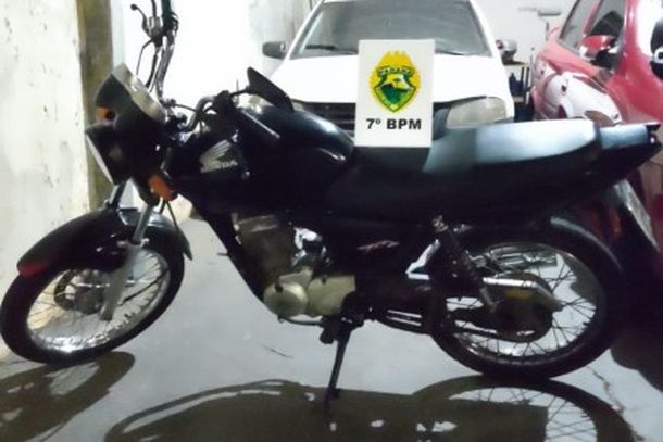 Jovem sem CNH &eacute; flagrado empinando motocicleta no centro da cidade. O ve&iacute;culo apresentava irregularidades e foi apreendido pela Pol&iacute;cia Militar.