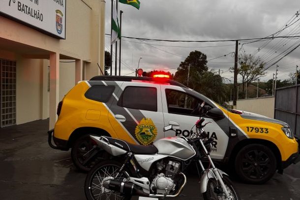 Motocicleta com escapamento adulterado foi apreendida ap&oacute;s abordagem policial no Centro de Cruzeiro do Oeste; condutor n&atilde;o possu&iacute;a CNH.