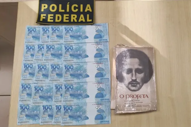 Livro escondia 20 notas falsas de R$ 100; mulher foi presa em flagrante pela Pol&iacute;cia Federal em Douradina.