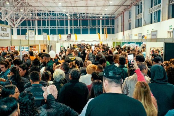 O Mega Outlet de Umuarama re&uacute;ne mais de 100 empresas, descontos de at&eacute; 70%, shows, pra&ccedil;a de alimenta&ccedil;&atilde;o, vacina&ccedil;&atilde;o, servi&ccedil;os gratuitos e atra&ccedil;&otilde;es para toda a fam&iacute;lia. A entrada e o estacionamento s&atilde;o gratuitos.