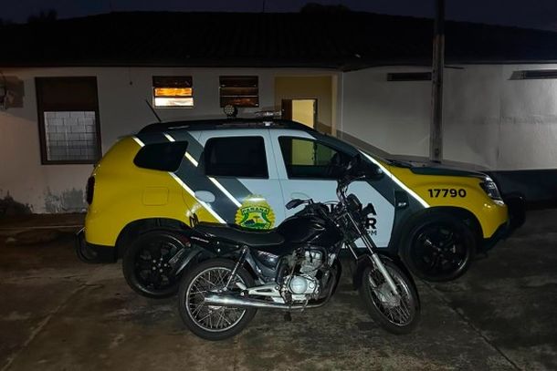 Motocicleta com escapamento irregular foi apreendida em Mariluz durante fiscaliza&ccedil;&atilde;o da Pol&iacute;cia Militar. O condutor tamb&eacute;m n&atilde;o possu&iacute;a CNH.