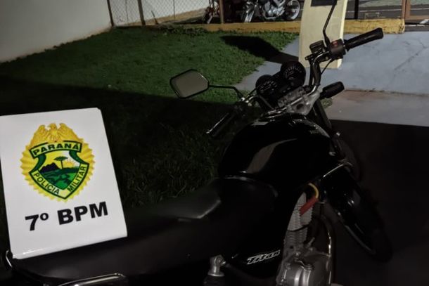 Motocicleta com licenciamento vencido e altera&ccedil;&otilde;es irregulares foi recolhida pela Pol&iacute;cia Militar ap&oacute;s abordagem no Centro de Cruzeiro do Oeste. O condutor foi autuado e liberado no local.