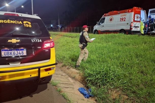 Motociclista ficou ferido ap&oacute;s perder o controle da moto e sair da pista na PR-323, entre Umuarama e Perobal.