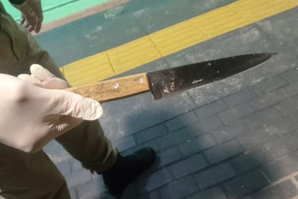 Mulher de 29 anos foi esfaqueada no abd&ocirc;men ap&oacute;s recusar rela&ccedil;&atilde;o sexual com o companheiro, em P&eacute;rola. Suspeito fugiu e &eacute; procurado pela pol&iacute;cia.