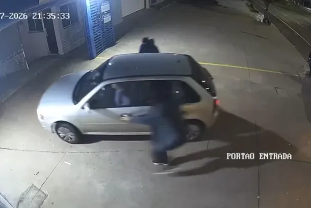 Tentativa de assalto foi frustrada ap&oacute;s motorista conseguir entrar rapidamente em um condom&iacute;nio. Pol&iacute;cia Civil investiga o caso.