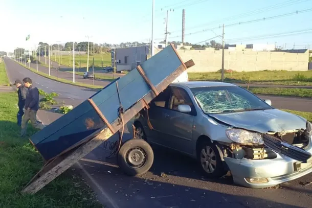 Mulher ficou ferida ap&oacute;s colis&atilde;o contra semi-reboque com problemas mec&acirc;nicos na Avenida Portugal, em Umuarama.