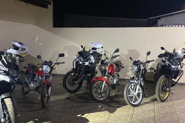 A&ccedil;&atilde;o do 7&ordm; BPM em Tuneiras do Oeste apreendeu quatro motocicletas e autuou diversos condutores ap&oacute;s den&uacute;ncias de manobras perigosas e perturba&ccedil;&atilde;o do sossego. A opera&ccedil;&atilde;o refor&ccedil;a a fiscaliza&ccedil;&atilde;o e a seguran&ccedil;a no tr&acirc;nsito.