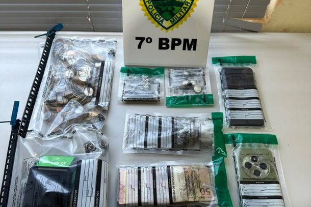 A&ccedil;&atilde;o conjunta entre a Pol&iacute;cia Militar e a Pol&iacute;cia Civil resultou na pris&atilde;o de duas pessoas e na apreens&atilde;o de coca&iacute;na, crack, maconha, dinheiro e eletr&ocirc;nicos durante cumprimento de mandado de busca e apreens&atilde;o em Mariluz.