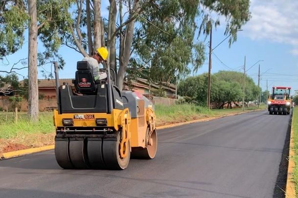 As obras de pavimenta&ccedil;&atilde;o j&aacute; come&ccedil;aram em Cruzeiro do Oeste. Os trabalhos iniciaram pela Avenida Brasil e seguem pela Rua Iva&iacute;, em dire&ccedil;&atilde;o &agrave; Estrada Velha. O investimento faz parte dos recursos anunciados pelo Governo do Paran&aacute; para melhorias na infraestrutura da cidade.
