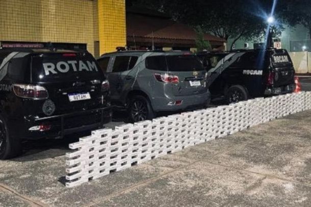 A Pol&iacute;cia Militar localizou 284 pacotes de cigarros de origem estrangeira sem documenta&ccedil;&atilde;o em uma resid&ecirc;ncia no Jardim Tropical. A carga foi encaminhada &agrave; Receita Federal de Gua&iacute;ra.