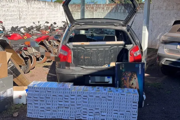 A Pol&iacute;cia Militar localizou 169 ma&ccedil;os de cigarros paraguaios e uma TV de 32 polegadas sem documenta&ccedil;&atilde;o durante abordagem em Brasil&acirc;ndia do Sul. O material foi encaminhado &agrave; Pol&iacute;cia Federal de Gua&iacute;ra.