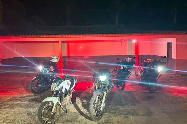 Duas motocicletas foram apreendidas em Mariluz por irregularidades de tr&acirc;nsito. Um dos condutores era menor de idade e dirigia sem CNH.