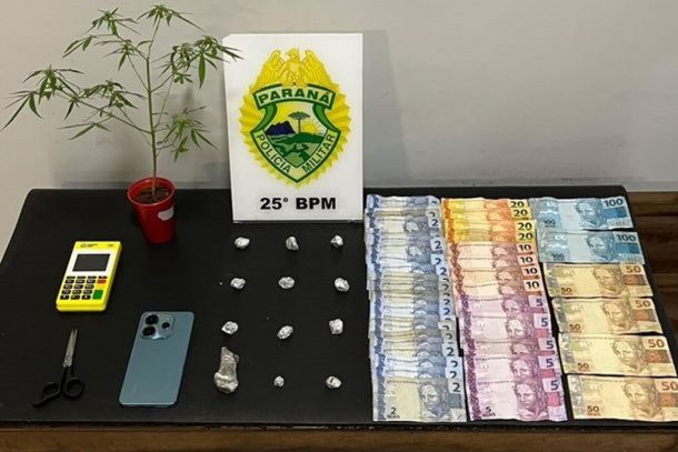 Dois homens foram presos no Conjunto Arco-&Iacute;ris, em Umuarama. A PM apreendeu crack, maconha, dinheiro e materiais utilizados na comercializa&ccedil;&atilde;o de drogas.