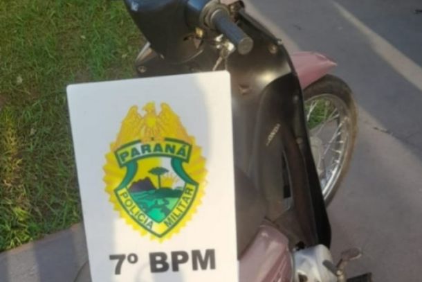 Motocicleta furtada foi recuperada pela Pol&iacute;cia Militar na Avenida Paran&aacute;, em Cruzeiro do Oeste. O ve&iacute;culo ser&aacute; devolvido ao propriet&aacute;rio ap&oacute;s os procedimentos na 17&ordf; DRP.