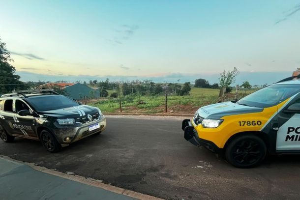 Pol&iacute;cia Civil e Pol&iacute;cia Militar cumpriram mandados em Icara&iacute;ma e apreenderam um simulacro de arma de fogo e um celular, que passar&atilde;o por an&aacute;lise pericial para refor&ccedil;ar as investiga&ccedil;&otilde;es.