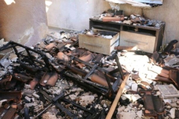 A Pol&iacute;cia Civil divulgou imagens da resid&ecirc;ncia destru&iacute;da pelo inc&ecirc;ndio criminoso em Umuarama. O caso, que resultou na morte de um filhote de cachorro, segue sendo investigado e o principal suspeito j&aacute; teve a pris&atilde;o preventiva cumprida.