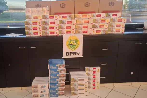A Pol&iacute;cia Rodovi&aacute;ria Estadual apreendeu 379 pacotes de cigarros contrabandeados em Cruzeiro do Oeste. O ve&iacute;culo e a carga foram encaminhados &agrave; Receita Federal, enquanto o motorista e a passageira foram liberados ap&oacute;s identifica&ccedil;&atilde;o.