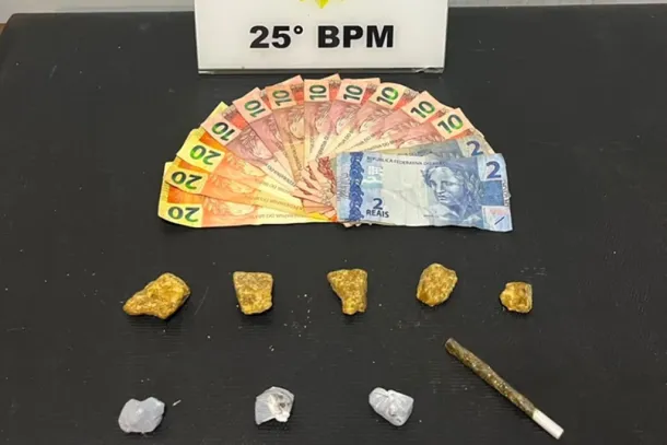 Durante a Opera&ccedil;&atilde;o Omnis, a Pol&iacute;cia Militar prendeu um homem de 21 anos suspeito de tr&aacute;fico de drogas e corrup&ccedil;&atilde;o de menores. Crack, maconha, dinheiro e um celular foram apreendidos na a&ccedil;&atilde;o.