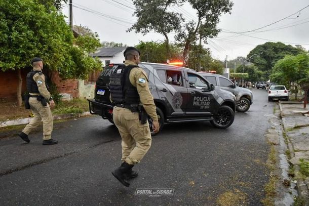 A&ccedil;&atilde;o policial em Umuarama terminou com confronto e apreens&atilde;o de arma e materiais durante cumprimento de mandado judicial.