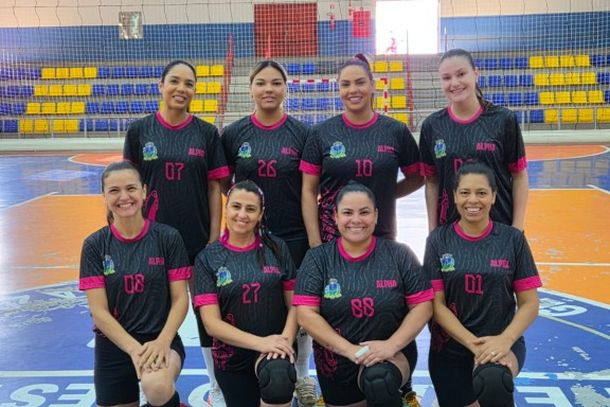 Campe&atilde;s! A equipe feminina Alpha V&ocirc;lei, de Cruzeiro do Oeste, conquistou o t&iacute;tulo regional em Tuneiras do Oeste. Uma vit&oacute;ria constru&iacute;da com uni&atilde;o, dedica&ccedil;&atilde;o e muito esfor&ccedil;o, mesmo sem apoio financeiro ou treinador. Parab&eacute;ns &agrave;s atletas por representarem t&atilde;o bem o munic&iacute;pio!
