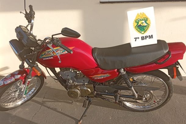 Motocicleta com irregularidades foi recolhida durante abordagem da Pol&iacute;cia Militar em Cruzeiro do Oeste; adolescente foi encaminhado &agrave; delegacia ap&oacute;s ocorr&ecirc;ncia.