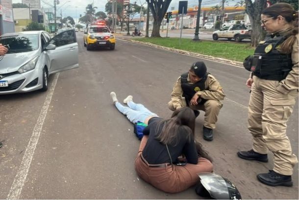 Adolescente de 15 anos ficou ferida ap&oacute;s atingir a porta de um carro que foi aberta enquanto ela passava de patinete pela Avenida Londrina, em Umuarama. Equipes do Siate prestaram atendimento no local.