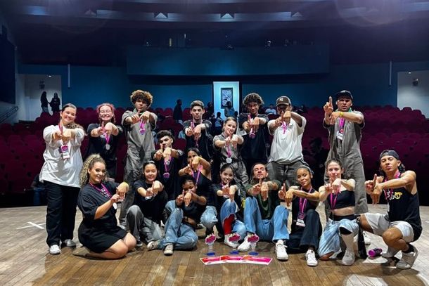 A Cia. de Dan&ccedil;a Impulso fez hist&oacute;ria no Festival Impactos, em Campo Mour&atilde;o, conquistando cinco premia&ccedil;&otilde;es, incluindo o trof&eacute;u de Melhor Grupo &ndash; Estrela da Noite, e levando o talento de Cruzeiro do Oeste ao topo do p&oacute;dio.