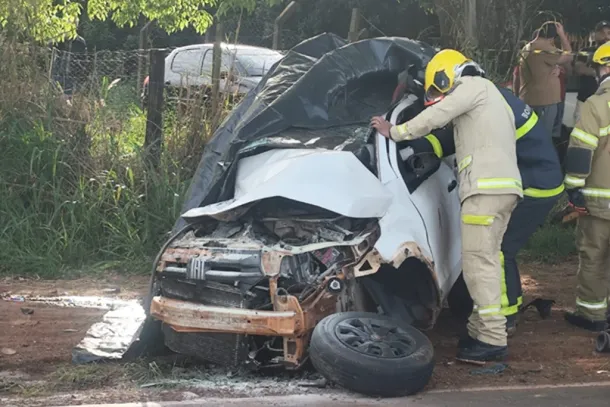 Colis&atilde;o entre um Fiat Mobi e uma Ford Ranger aconteceu em uma curva na entrada da Agrovila, na PR-180. O motorista do Mobi morreu no local.