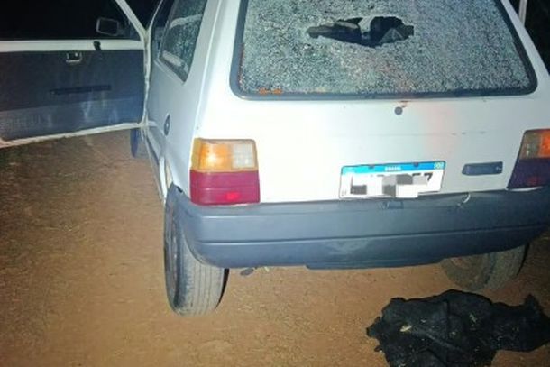 Fiat Uno branco foi encontrado abandonado em uma estrada rural de Quarto Centen&aacute;rio com marcas de disparos de arma de fogo.