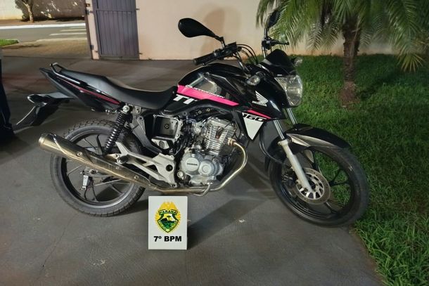Motocicleta Honda/CG 160 Titan foi recolhida ao p&aacute;tio do 7&ordm; BPM ap&oacute;s fiscaliza&ccedil;&atilde;o na Avenida Alagoas, em Cruzeiro do Oeste.