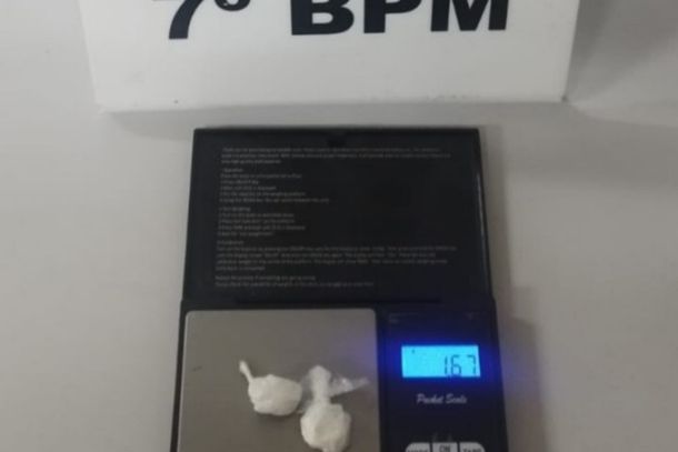 Durante patrulhamento em Cruzeiro do Oeste, a Pol&iacute;cia Militar apreendeu por&ccedil;&atilde;o de coca&iacute;na com um jovem de 21 anos que tentou fugir da abordagem. O caso foi registrado como porte de drogas para consumo pessoal.