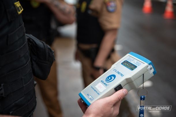 Motorista foi abordado pela PM ap&oacute;s realizar manobras bruscas e acabou preso por embriaguez ao volante.