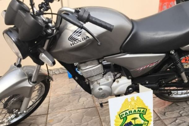 Motocicleta foi apreendida pela PM ap&oacute;s ser flagrada sem retrovisores e com escapamento adulterado. Condutor de 19 anos tamb&eacute;m n&atilde;o possu&iacute;a CNH.