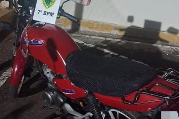 Tentativa de fuga terminou com abordagem da PM e apreens&atilde;o de motocicleta na noite deste domingo (16), em Cruzeiro do Oeste.