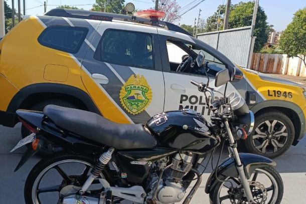 Motocicleta com documenta&ccedil;&atilde;o irregular e altera&ccedil;&otilde;es fora dos padr&otilde;es foi apreendida pela Pol&iacute;cia Militar durante fiscaliza&ccedil;&atilde;o no Jardim Cruzeiro, em Cruzeiro do Oeste.