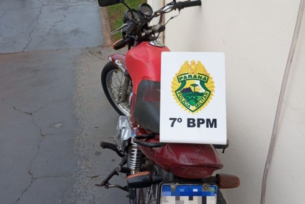 Motocicleta foi apreendida ap&oacute;s fuga, colis&atilde;o e abordagem policial no Centro de Cruzeiro do Oeste.